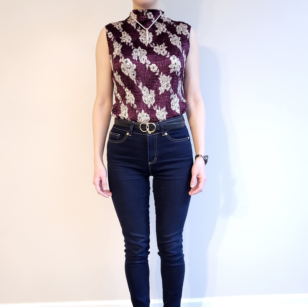 NEW Gorgeous turtleneck blouse with floral details, 100% Polyester. *Outfit 💡